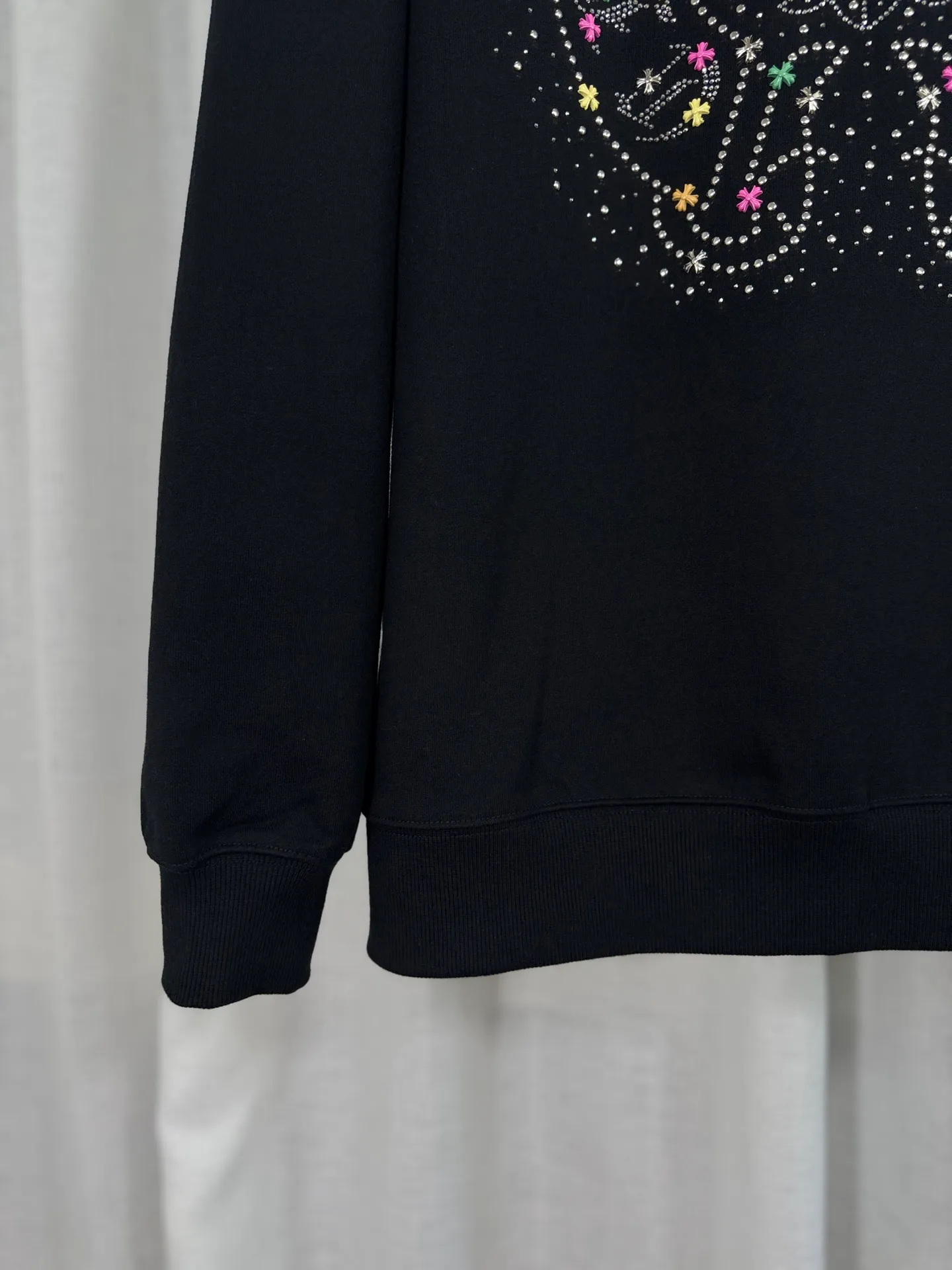 P350 top version, real shot without P, ​​different from market currency) 𝗖𝗵𝗿𝗼𝗺𝗲 𝗛𝗲𝗮𝗿𝘁𝘀/Cro Heart 2025 Washable Watercolor Diamond Paste Autumn and Winter New Original Single Counter American Laser Diamond 3D Three-dimensional Color Embroidery Couple Casual Cardigan Sweatshirt 👑The highest version! Customized fabric 480g tripe terry fabric! American acid-washed and distressed original fabric, laser-burned pattern ✟Colored diamond hardware stickers, exquisite embroidery of letters! The best-selling model in the counter, very comfortable to wear. Accessories: original molded and authenticated collar label➕100% silk wash label. Genuine purchase-grade original hangtag➕matching hanging rope➕3D hanging beads➕original packaging bag. Craftsmanship: The original version has consistent wiring! The highest version of the armhole matching technique! Color: Apricot Black Size: S M L XL Style Number: 25-322